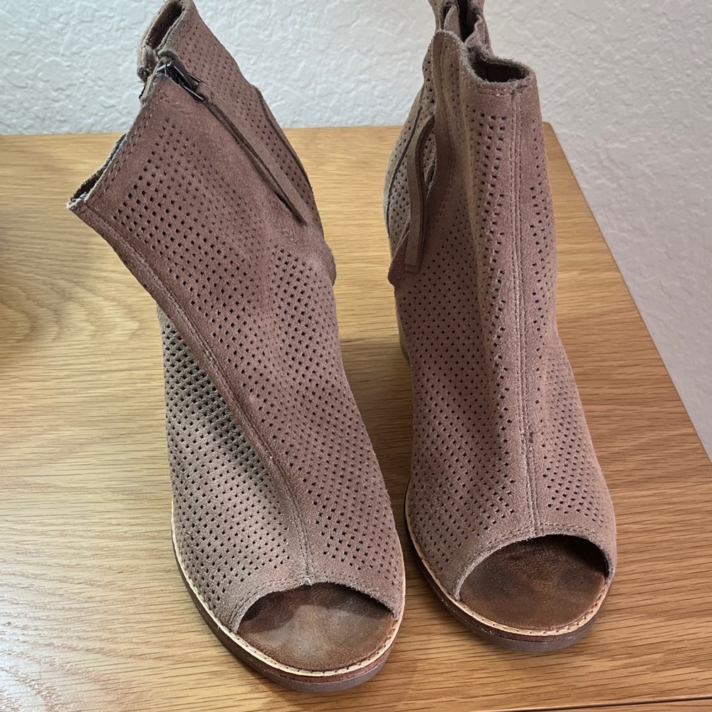 TOMS Women's Peep-Toe Ankle Boots